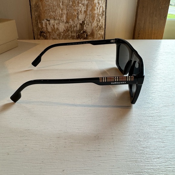 Burberry Sunglasses BE4318 - Picture 15 of 16
